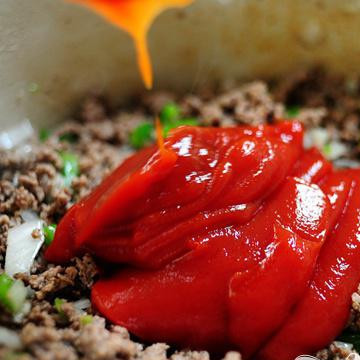 1. Этап. Американский бутерброд с говядиной: Залить немного соуса.