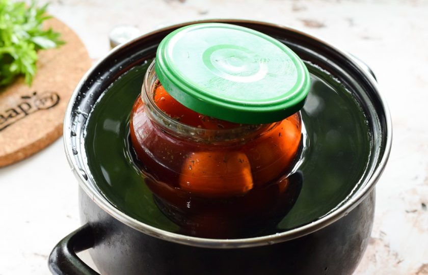 1. Этап. Пьяные помидоры: Стерилизуйте заготовку 20 минут.