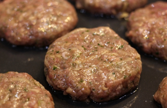 1. Этап. Котлеты, запеченные в духовке: Поверхность котлет также смазываем растительным маслом и отправляем их в разогретую до 210 градусов духовку на 10 минут. Через 10 минут понижаем температуру до 180 градусов и запекаем котлеты еще 20 минут.