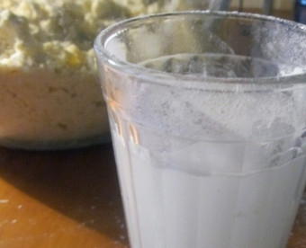 1. Этап. Быстрое слоеное тесто за 15 минут: Наливаем в стакан холодную воду, добавляем соль, лимонную кислоту и водку. Размешиваем до растворения крупинок.