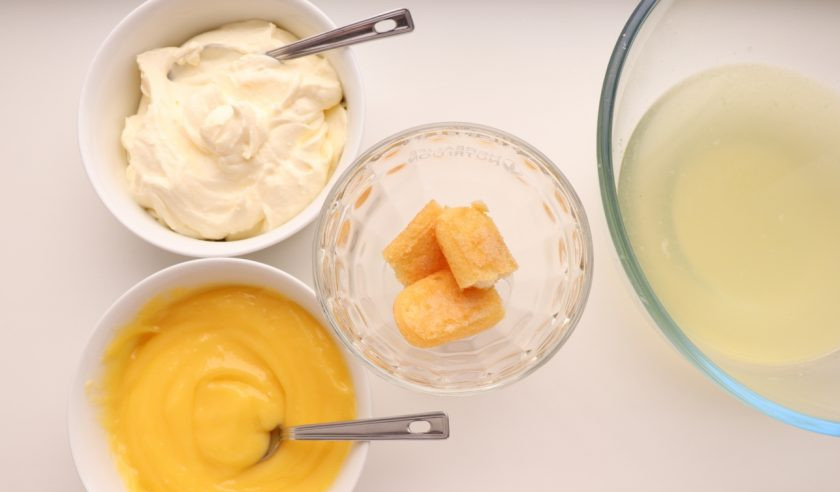 1. Этап. Лимонный тирамису: Теперь соберите десерт. Для сервировки я выбрала креманки объемом 250 мл. Печенье поломайте и, окунув в лимонную пропитку, положите на дно креманки. Сверху положите пару ложек лимонного курда, а затем крем с маскарпоне. Повторите слои.