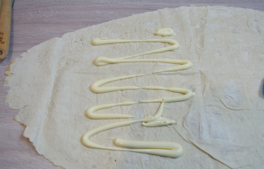 1. Этап. Рулетики из лаваша с курицей: Мысленно лист лаваша разделите на 2 части. Одну часть лаваша смажьте майонезом.