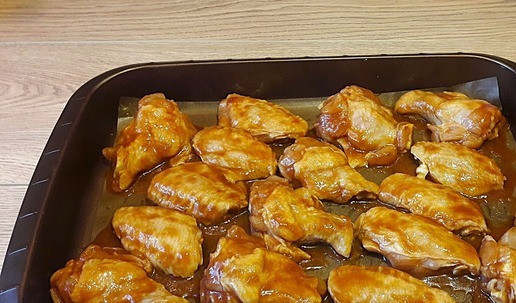 1. Этап. Крылышки, маринованные в остром кетчупе: Переложить крылышки в форму для запекания. Сверху спрыснуть маслом. Поставить в духовку, разогретую до 180°C на 25 минут.
