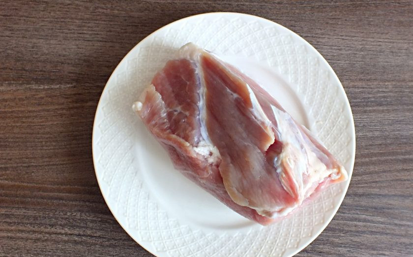 1. Этап. Буженина с клюквой: По истечении времени достаньте мясо из рассола, обсушите салфеткой и дайте на воздухе подсохнуть.