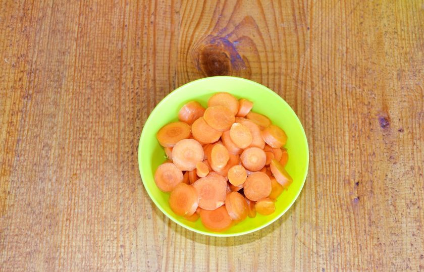 1. Этап. Вкусная икра из кабачков на зиму: Измельчите морковь. Нарезка тут не имеет значения, вы можете резать любыми кусочками.