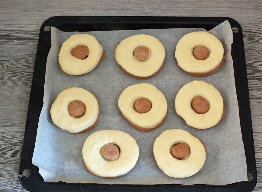 1. Этап. Дрожжевые булочки с какао: Застелите противень пергаментом. Выложите на лист заготовки большего размера, без серединки. Серединку переверните, чтобы слой с какао был сверху и вложите в углубления. Накройте пртивень полотенцем и оставьте на 30 минут для расстойки. После смажьте яйцом и поставьте выпекаться в разогретую духовку до 180 градусов на 30 минут.