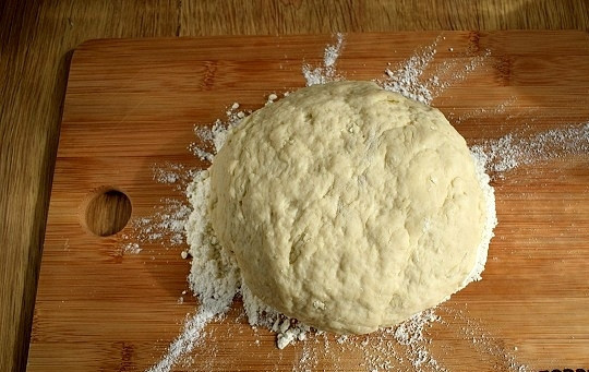 1. Этап. Бхатури: Соду погасите в простокваше. Муку, соль и сахар смешайте, добавьте простоквашу и замесите тесто. Если тесто получилось слишком мягким, то добавьте муки, а если слишком густым, то добавьте ещё простокваши.