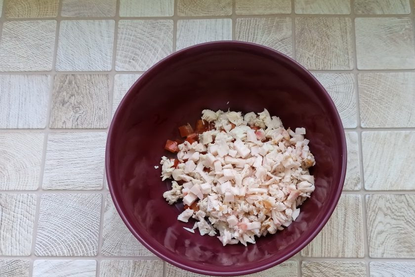 1. Этап. Салат Любимый с курицей и грибами: Копчёную курицу тоже нарежьте мелким кубиком и добавьте в миску к помидорам.