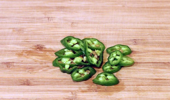 1. Этап. Кабачки по-корейски быстрые: Режем перец, лук и чеснок.