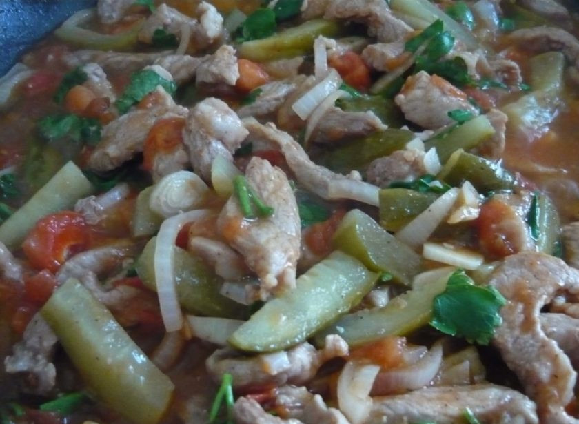 1. Этап. Азу из свинины: 8. К мясу и овощами добавьте томатную пасту, томаты, чеснок и зелень, посолите и поперчите. Перемешайте все содержимое и накройте крышкой, тушите 10 минут.