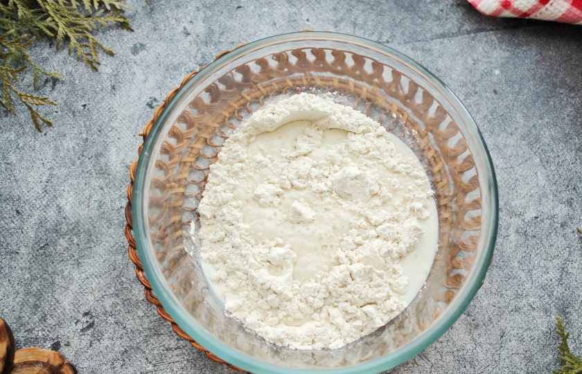 1. Этап. Осетинский пирог с картошкой и сулугуни: Молоко подогрейте до теплого состояния, влейте к муке.