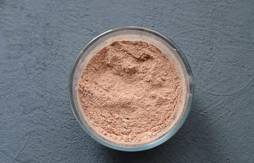 1. Этап. Веганское пирожное Картошка: В одной миске смешайте муку, какао, сахар, соду и разрыхлитель.