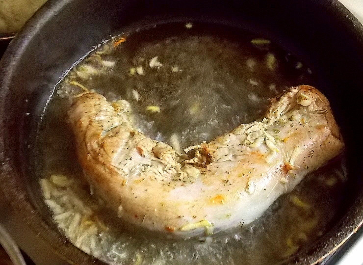 1. Этап. Свиная вырезка по-французски: Обжарьте мясо на горячей сковороде со всех сторон до румяной корочки.