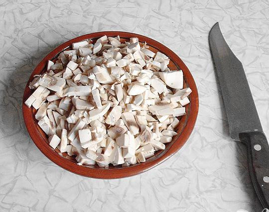 1. Этап. Пресный пирог с грибами: 2. Пока тесто подходит, готовим начинку: очищаем и нарезаем грибы (небольшими кусочками). Измельчаем лук. Грибы пройдут как шампиньоны, так и лесные.