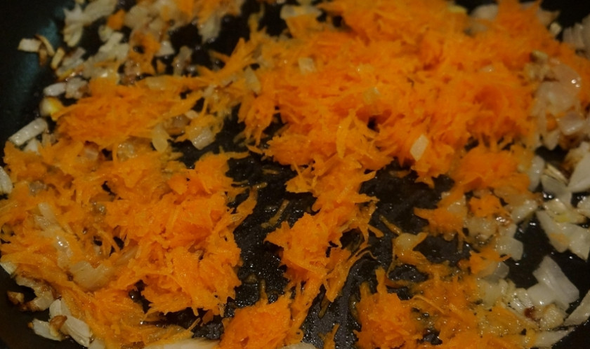 1. Этап. Тушеные куриные желудки: Разогреваем в сковороде растительное масло. Обжариваем на нем лук и тертую морковь до мягкости.