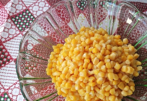 1. Этап. Салат Царица Савская: Из банки с кукурузой слить жидкость и добавить в салат.