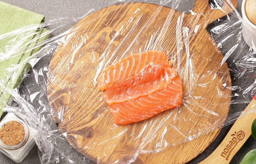 1. Этап. Суши-моти: Варианты суши моти могут быть самыми разнообразными. У меня слабосолёный лосось, которого необходимо так же тонко нарезать и выложить внахлёст.