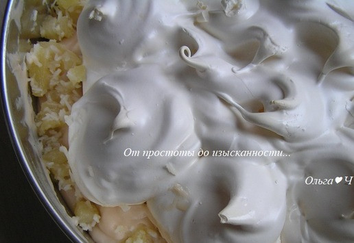 1. Этап. Кокосовый торт-безе с ананасами: Уберите торт в холодильник до застывания крема, примерно на 2-3 часа.