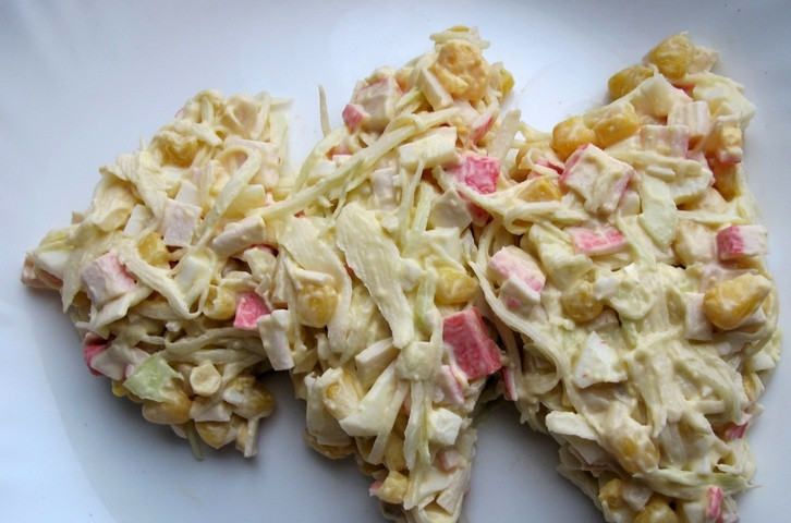 1. Этап. Салат Новогодняя елка: На широкой тарелке аккуратно формируем из салата елочку.