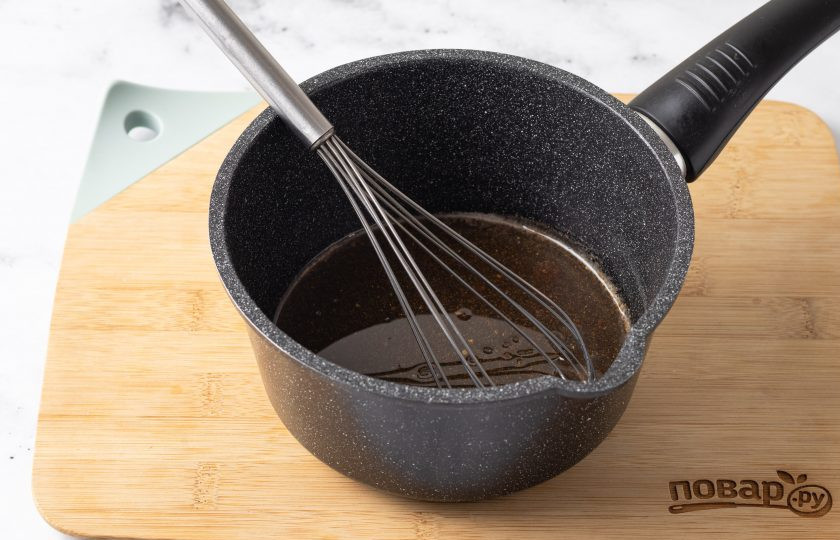 1. Этап. Веганское печенье с корицей: Влейте растительное масло и перемешайте до однородной массы.