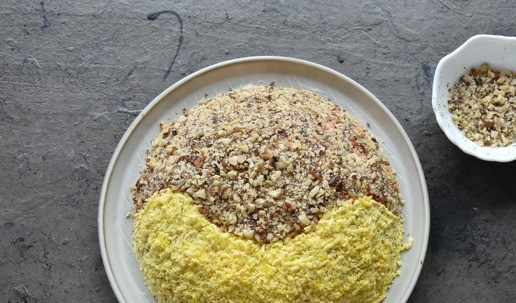 1. Этап. Салат Приручить дракона 2024: Перед подачей, достаю блюдо с салатом из холодильника. Края пленки снимаю и переворачиваю блюдо с салатом на плоскую тарелку. Удаляю пищевую пленку. Оформляю мордочку дракона. Нижнюю часть оформляю натертыми на терке яичными желтками. Верхнюю часть оформляю измельченным грецким орехом.