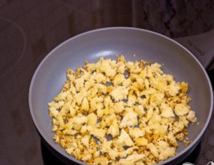 1. Этап. Закуска Морская раковина: 2. На сковороду вливаем растительное масло и до золотистого цвета поджариваем мякиш.