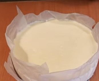 1. Этап. Творожный чизкейк с маршмеллоу без выпечки: 10. Затем выливаем нашу творожную массу в форму с печеньем и снова отправляем в холодильник, но уже на 2 часа.