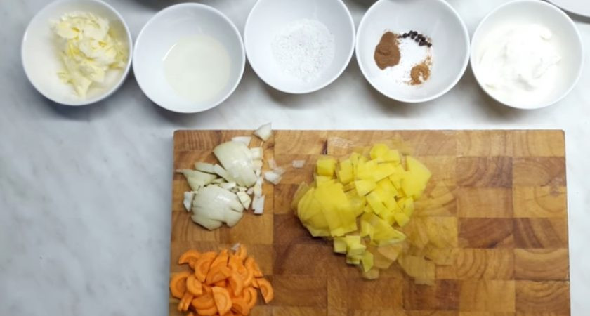 1. Этап. Грибная юшка (суп с грибами): 2. Морковь нарежьте пятачками, а потом еще пополам. Далее мелко нарежьте репчатый лук. Картофель нарежьте кубиками 0,7 см. Мелко нарежьте зелень.