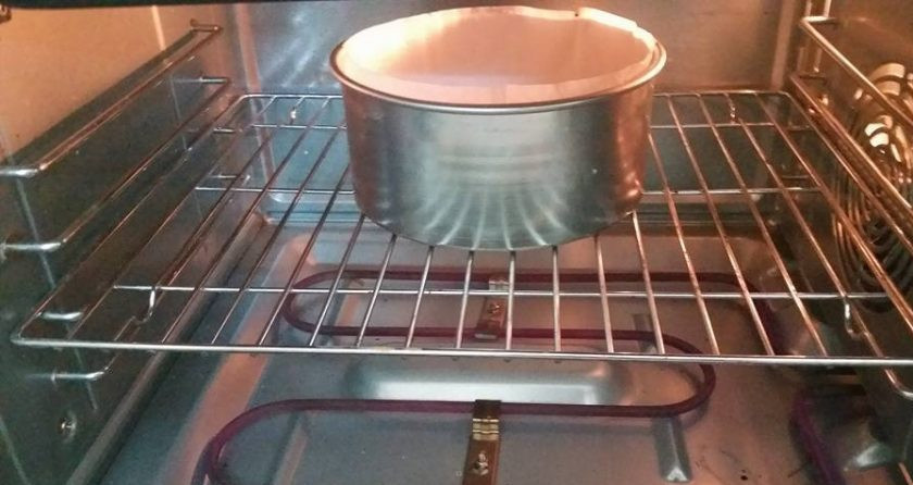 1. Этап. Ванильный бисквитный торт: 6. Выпекайте бисквит в течение 40-45 минут при температуре 180 градусов.