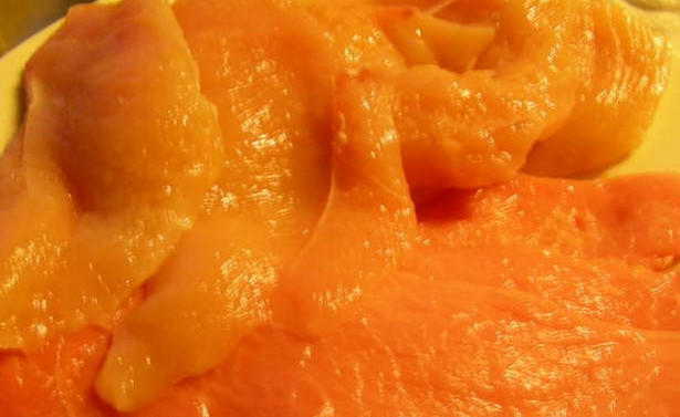 1. Этап. Сальтимбокка по-римски: Первым делом подготовьте мясо. Если вы используете куриное филе, то разрежьте его на несколько кусочков вдоль. Затем вымойте и обсушите мясо. Слегка отбейте его молоточком. Присыпьте мукой со всех сторон.