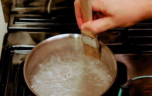 1. Этап. Нуга: 3. Соедините сахар и кукурузный сироп. Поставьте их на огонь и доведите до кипения. Проварите, пока карамель не станет золотистого цвета.