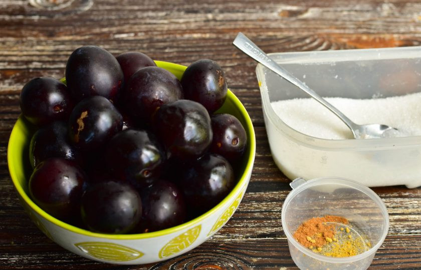 1. Этап. Варенье из слив с имбирем и корицей: Подготовьте ингредиенты.