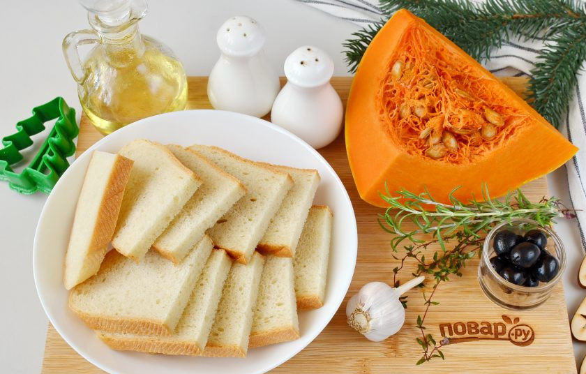 1. Этап. Брускетты Елочки на Новый год Тигра: Подготовьте ингредиенты, также понадобится вырубка для печенья в виде елочки. У меня багет домашний, большой, поэтому каждый ломтик я порезала на половинки. Если у вас багет магазинный, то ломтики там маленькие, нужно 20 кусочков.