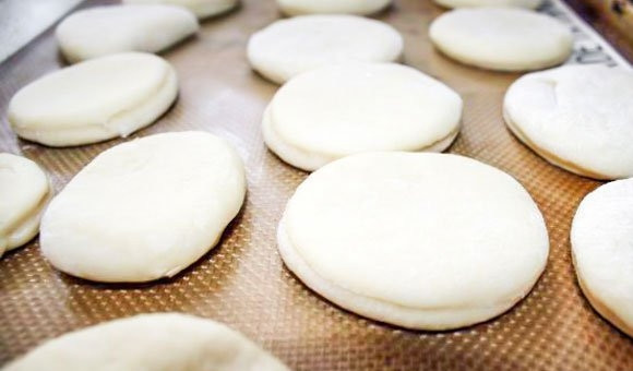 1. Этап. Донатсы с начинкой: Вырежьте стаканом круглые заготовки.