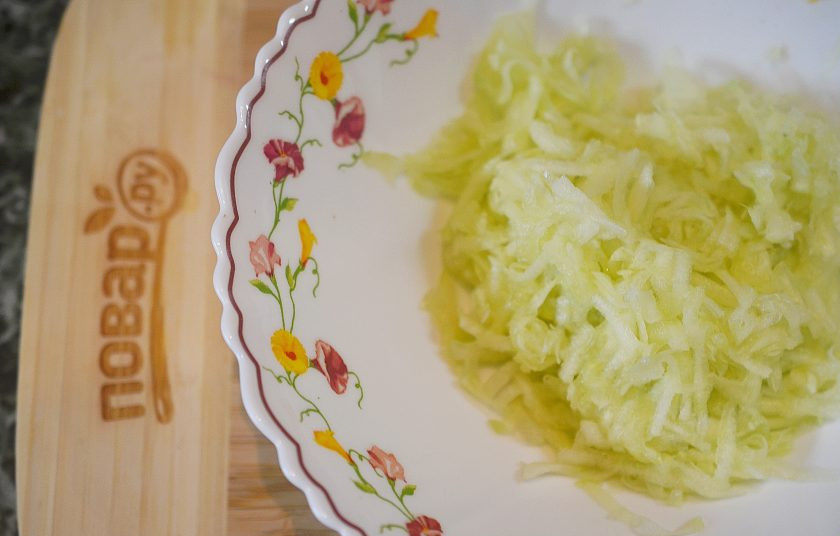 1. Этап. Блинчики из кабачков с зеленью: 2. Кабачки почистите и натрите на терке, посолите. Через 5 минут отожмите лишнюю жидкость.