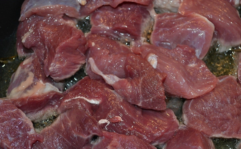 1. Этап. Говядина с шампиньонами: Добавляем мясо и обжариваем до золотистого цвета.