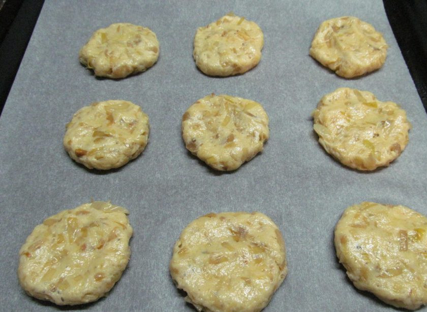 1. Этап. Капустное печенье: Тесто достаньте из холодильника, разделите на 17-20 шариков. Противень застелите пергаментом, выложите шарики теста на противень, придавите ладонью, придавая форму плоской лепешки толщиной 1 см.