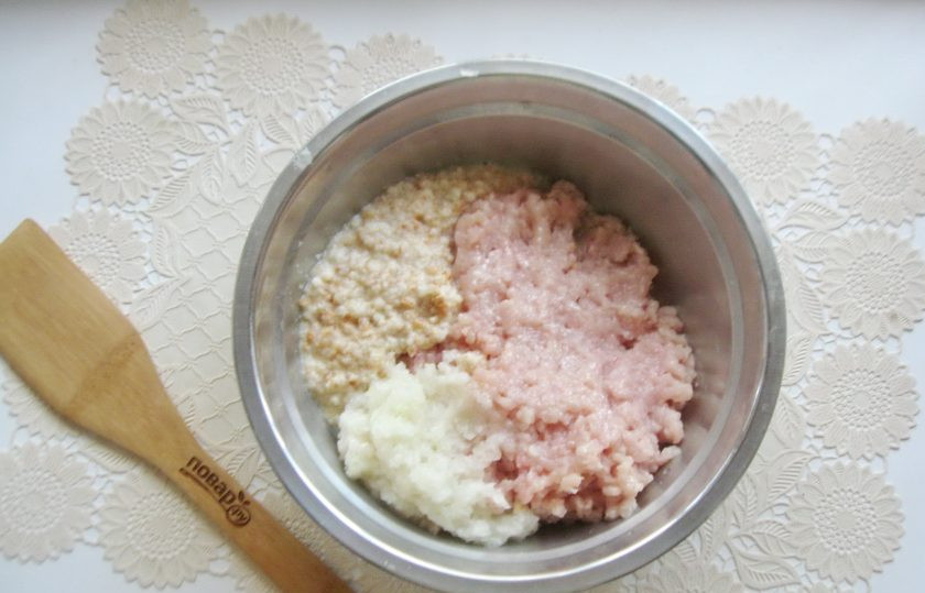 1. Этап. Паровые котлеты в микроволновке: Белый батон или булку залейте холодной, кипяченой водой. Через несколько минут воду отожмите. Пропустите батон через мясорубку.