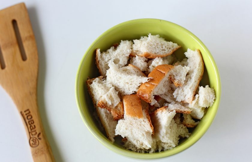 1. Этап. Мясные лукошки: Хлеб раскрошите руками и замочите в молоке.