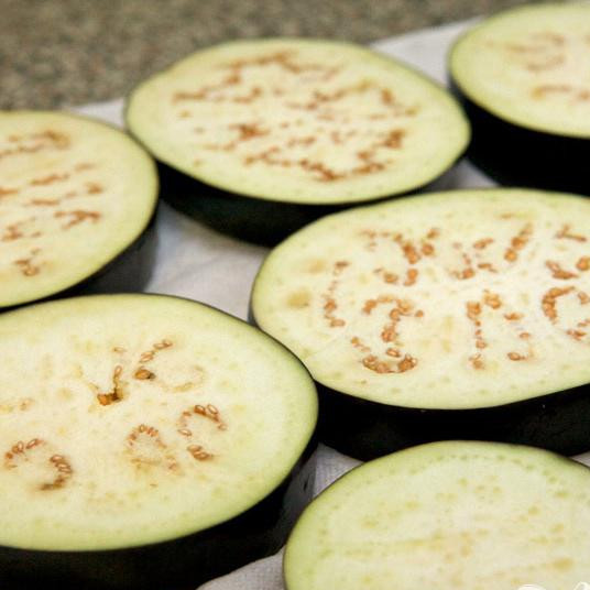 1. Этап. Тушенная утка с баклажанами и картофелем: Тем временем, займитесь баклажанами. Достаньте из миски и обсушите их бумажным полотенцем.