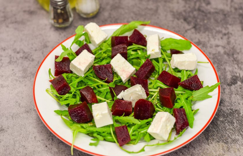 1. Этап. Свекла по-гречески: Поверх зелени выложите свеклу и сыр.
