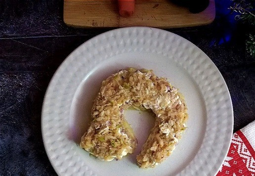 1. Этап. Почти Шуба: Теперь нужно поверх лука выложить майонез довольно толстым слоем. Тем, кто постится, возьмите или сделайте майонез без яиц. На сайте много рецептов разнообразного майонеза. Четвёртый слой - натёртое яблоко.