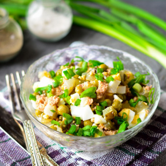 Салат из печени трески с горошком и огурцом