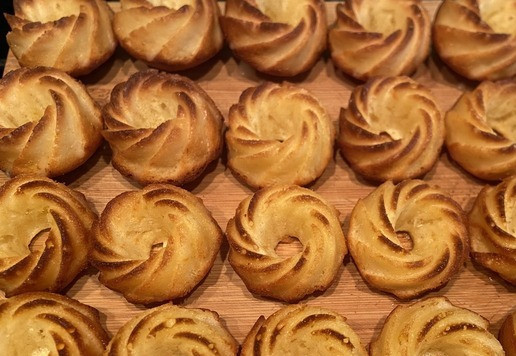 1. Этап. Апельсиновые кексики: Обмакните в глазурь еще горячие кексики и дайте обсохнуть. Не хотите заморачиваться с глазурью - просто обмакните кексики в сок. Будет ничуть не хуже.