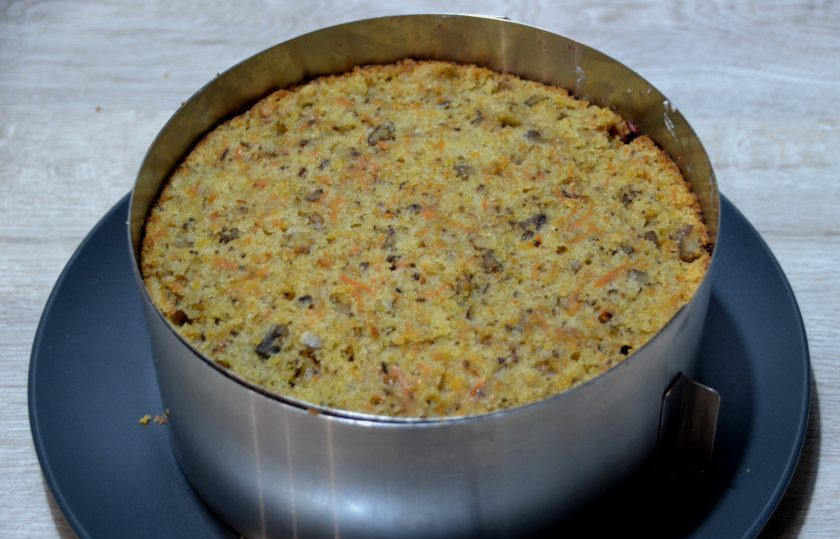 1. Этап. Морковный торт с вишней: Выложите последний корж.