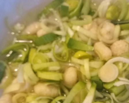 1. Этап. Ньокки с луком-пореем и харисой: Разогреть духовку до 200C. В крупную салатницу выложить лук-порей и ньюки. Залить их кипятком и бланшировать 2 минуты. Процедить.