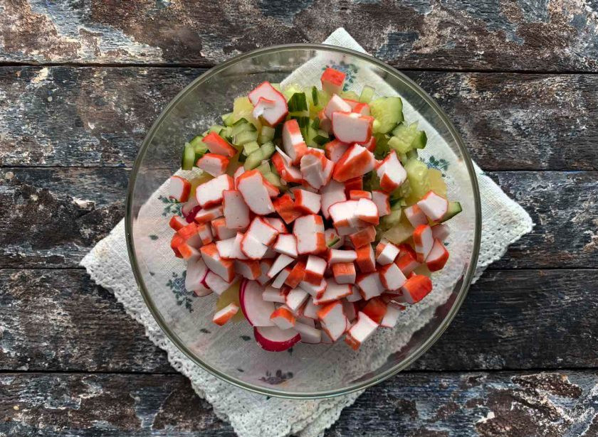 1. Этап. Окрошка с крабовыми палочками: Добавьте нарезанные крабовые палочки.