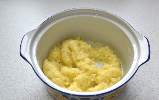 1. Этап. Профитроли с красной икрой: 5. Тщательно перемешайте и как только мука заварится, снимите с огня.