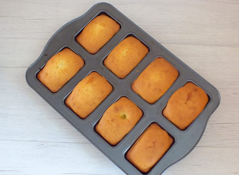 1. Этап. Кексы с персиками: По истечении времени проверьте кексы деревянной шпажкой, она должна быть сухой. Достаньте форму из духовки и оставьте на 20 минут. После достаньте кексы из формочек.