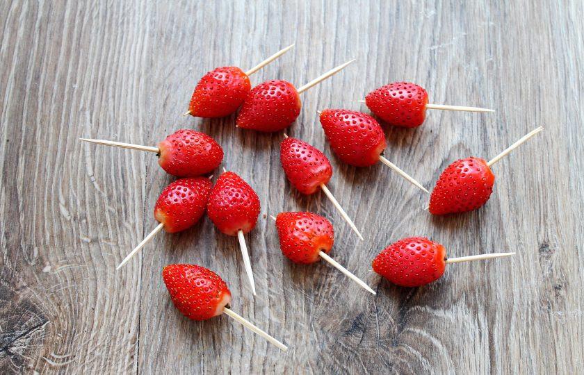 1. Этап. Карамелизированная клубника: Клубнику переберите, вымойте и тщательно обсушите. Удалите плодоножку и каждую ягодку нанизайте на зубочистку или по несколько штук на короткую шпажку.